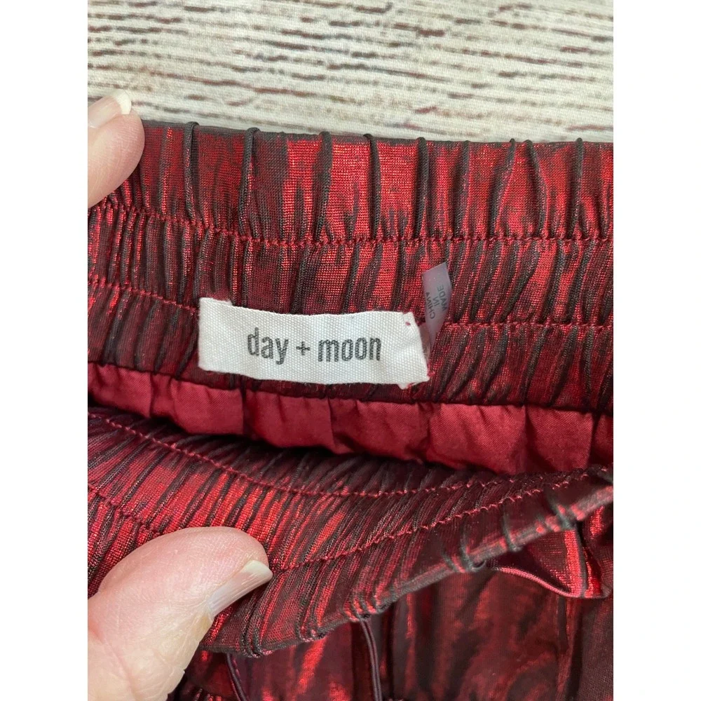 EXCELLENT CONDITION DAY + MOON‎ RED LAME TIERED MINI SKORT - Picture 4 of 4